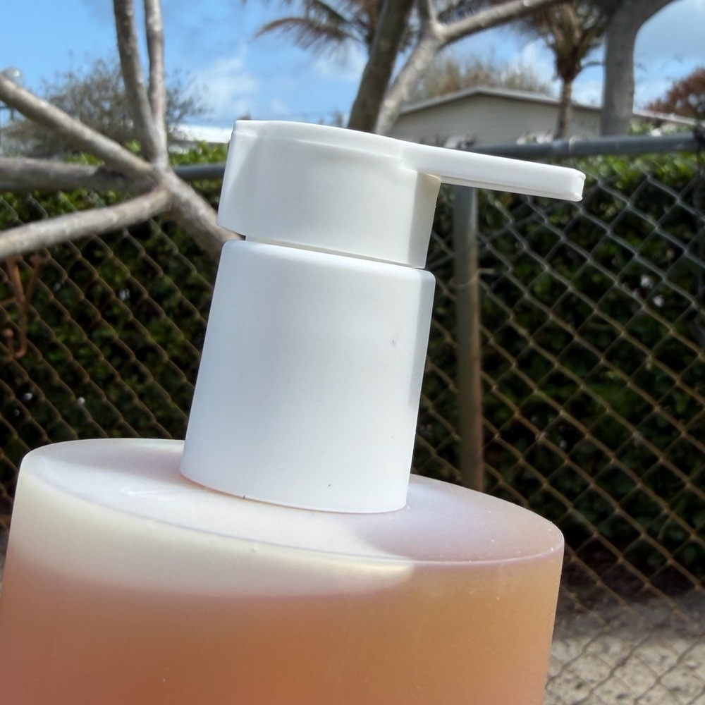 VERSO Skincare Golden Body Oil Cleanser - Picture 5 of 11